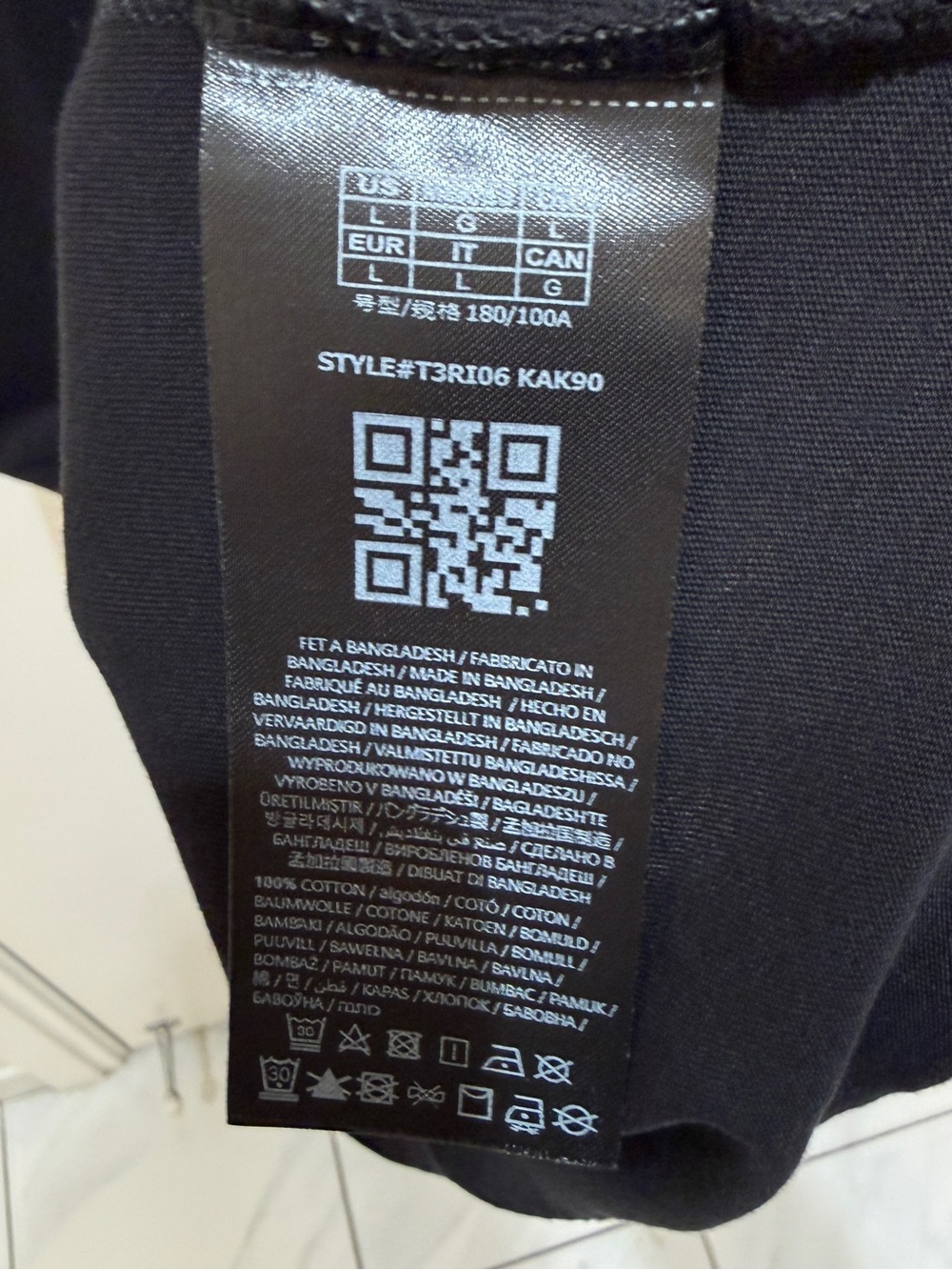GUESS Men’s Black Short-Sleeve Logo Tee - Picture 5 of 5